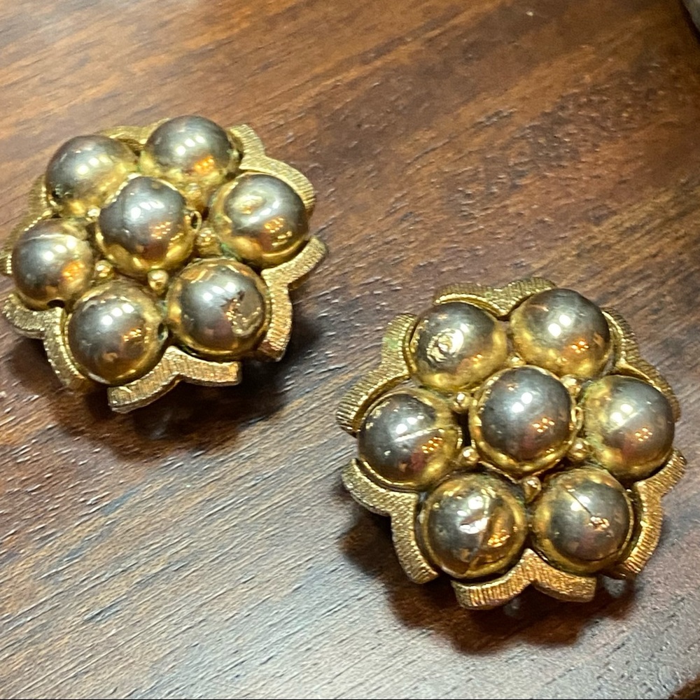 Vintage Retro Mod Kramer Golden Flower Clip On Earrings